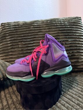 Nike LeBron 19 'DJ Bron' (Wild Berry/Hyper Pink)